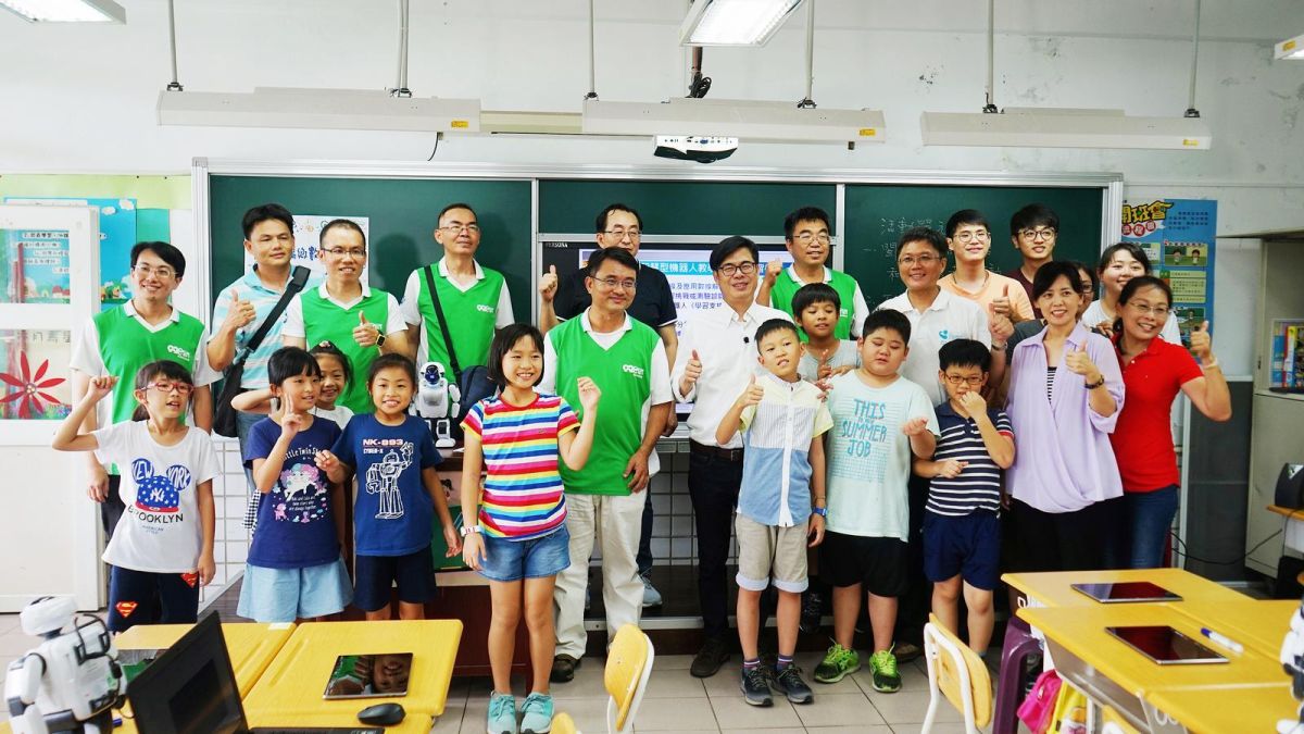 ▲路竹三埤國小進行創新教育座談，探討解決偏鄉學校數位教學落後的問題。（圖／記者郭俊暉翻攝 , 2018.07.24）