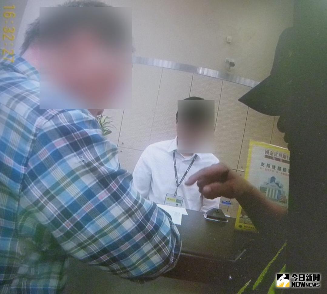 ▲台中市警五分局文昌所員警與國泰世華銀行經理苦口婆心攔下一宗50萬元詐騙案\\(圖／記者鄧力軍翻攝 , 2018.07.24\\)