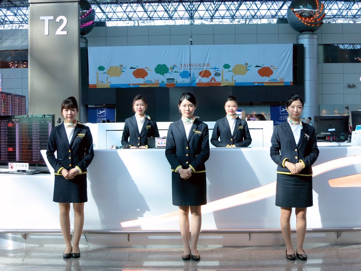 ▲桃園機場服務台人員訓練有素，為出境旅客提供貼心服務。（圖／NOWnews攝）