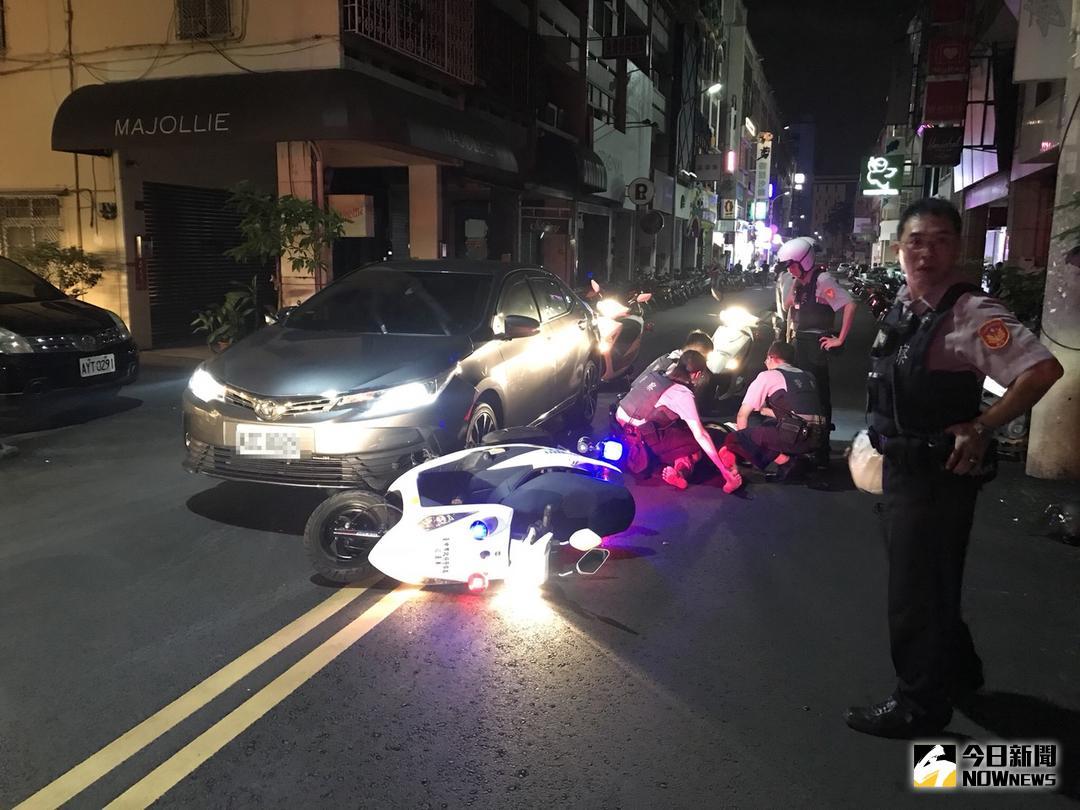 ▲毒嫌佯裝要拿証件受檢，卻踩油門撞警車逃逸，仍被育才所警方壓制逮捕 （圖／記者鄧力軍翻攝 , 2018.07.24\\)