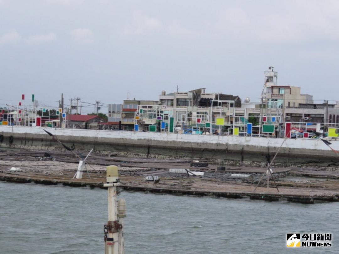 ▲嘉縣海上浮筏蚵棚將納法管理。（圖／記者陳鐘聲攝 , 2018.07.24）