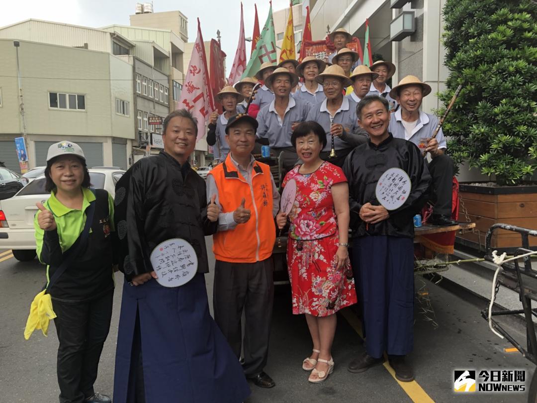 ▲彰化縣文化局舉辦「文學家李昂古厝紅眠床捐贈活動─李昂小姐要出嫁」活動，嫁妝「紅眠床」也跟著李昂與陳文彬以古式婚禮儀式踩街。（圖／記者陳雅芳攝，2018.07.24\\)