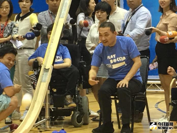 ▲侯友宜親自下場與地板滾球的選手PK，並鼓勵選手加油、在國際間發光發熱。（圖／陳志仁攝，2018.07.24）