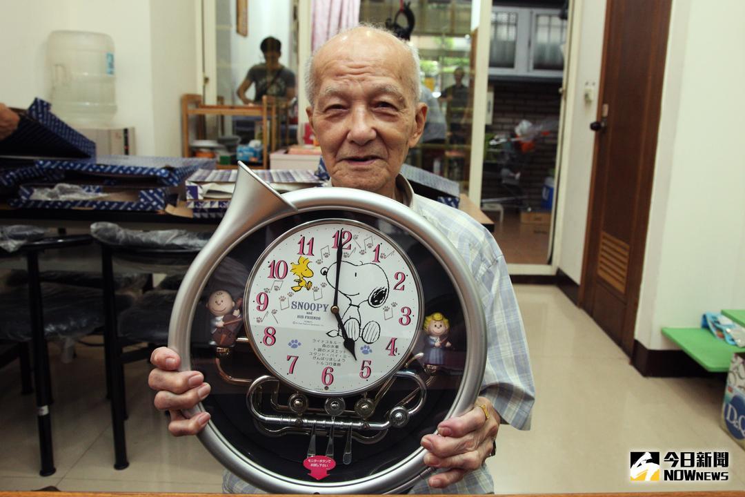 ▲桃園一名老鐘錶師傅陳爺爺，失智症纏身又無人照顧，現在只得靠賣庫存掛鐘支撐度日。（圖／記者李春台攝 , 2018.07.25）