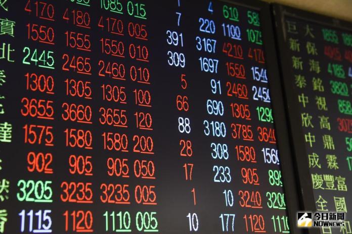 ▲台北股市7月25日有24檔除息，開盤跌37.73點，加權股價指數以10957.66點開出，隨後跌幅收斂。（圖／NOWnews 資料照片）