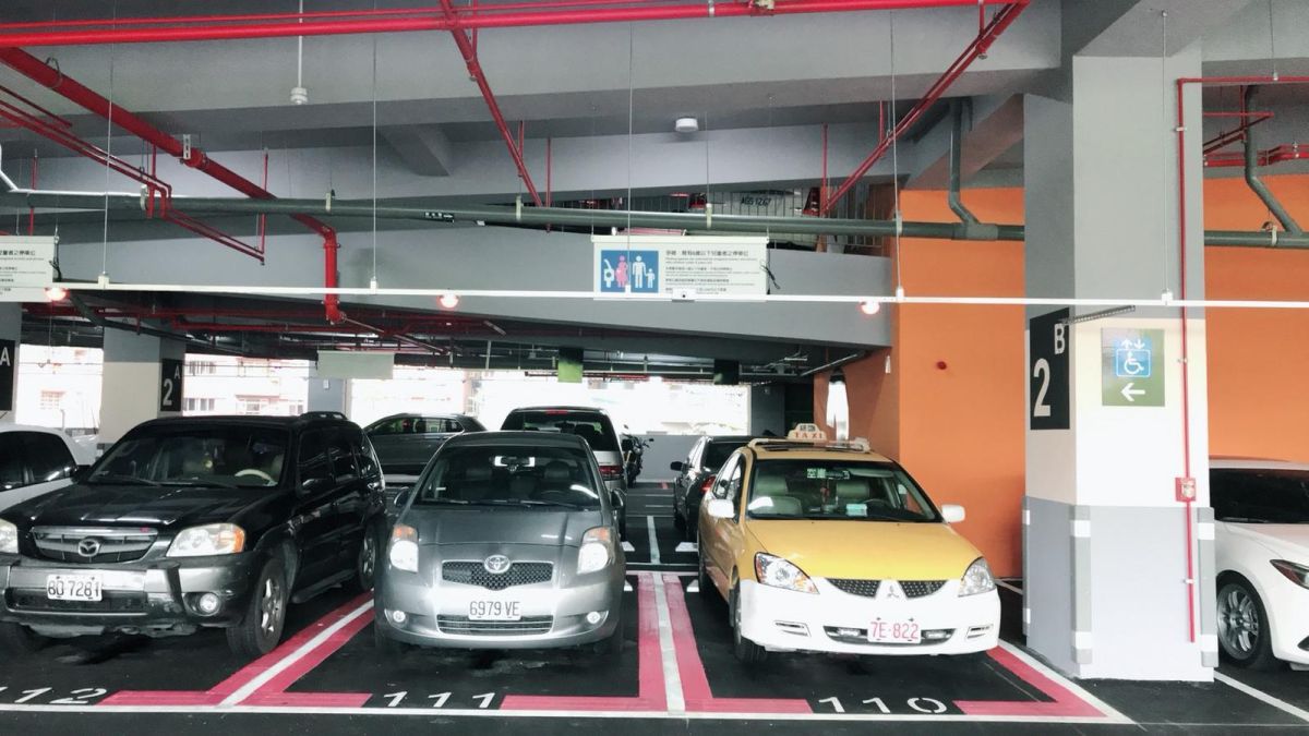 ▲孕婦及育有6歲以下兒童者，可享專用停車位。（圖／新北市交通局提供）