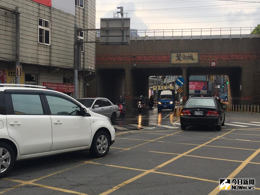 ▲新北市鶯歌區國慶街、文化路口往來車輛多。（圖／記者蔡琇惠攝，2018.07.25）