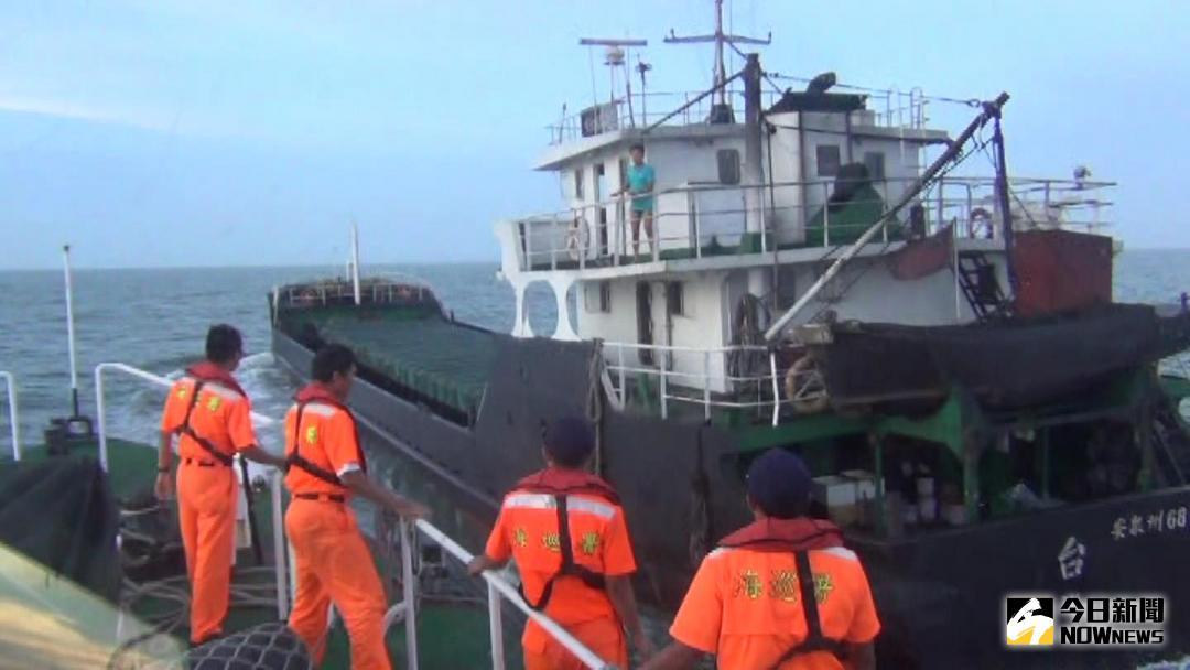▲大陸籍「安泉州68」號貨輪，闖入我金門南東方北碇航道，遭海巡隊攔截並押回調查。（圖／金門海巡隊提供 , 2018.07.25