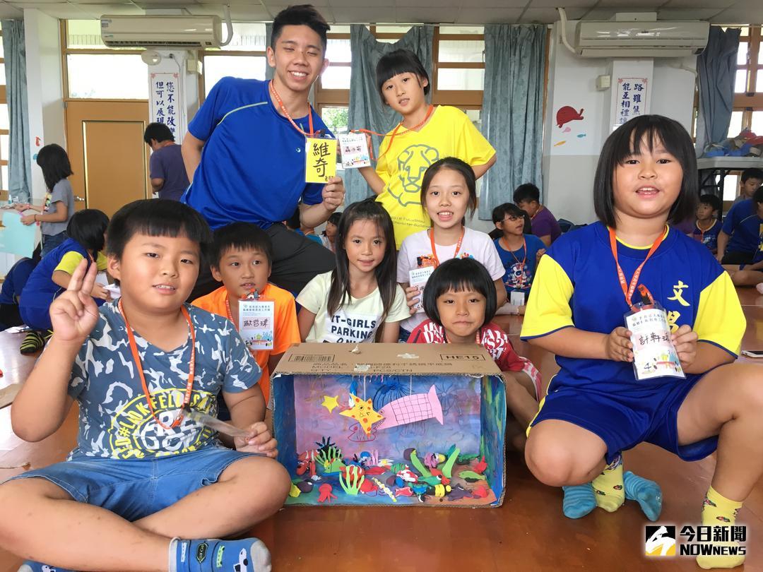 ▲文昌國小舉辦藝術體驗營，透過色彩大亂鬥、海底嘉年華頭套製作，帶領小朋友培養美感與創造力。（圖／記者陳雅芳攝，2018.07.25\\)