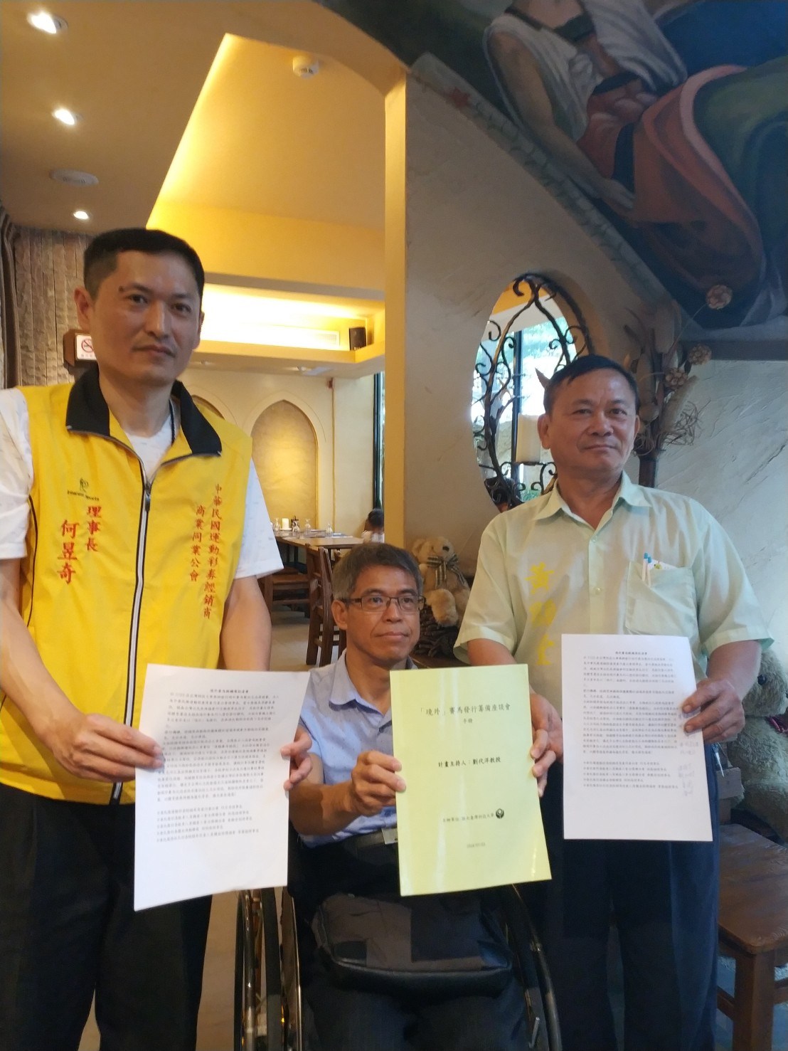 ▲中華民國運動彩券經銷商業同業公會理事長何昱奇等人，今天再為境外賽馬發聲，籲請速列運彩發行標的（圖／金武鳳攝 , 2018.7.25\\)