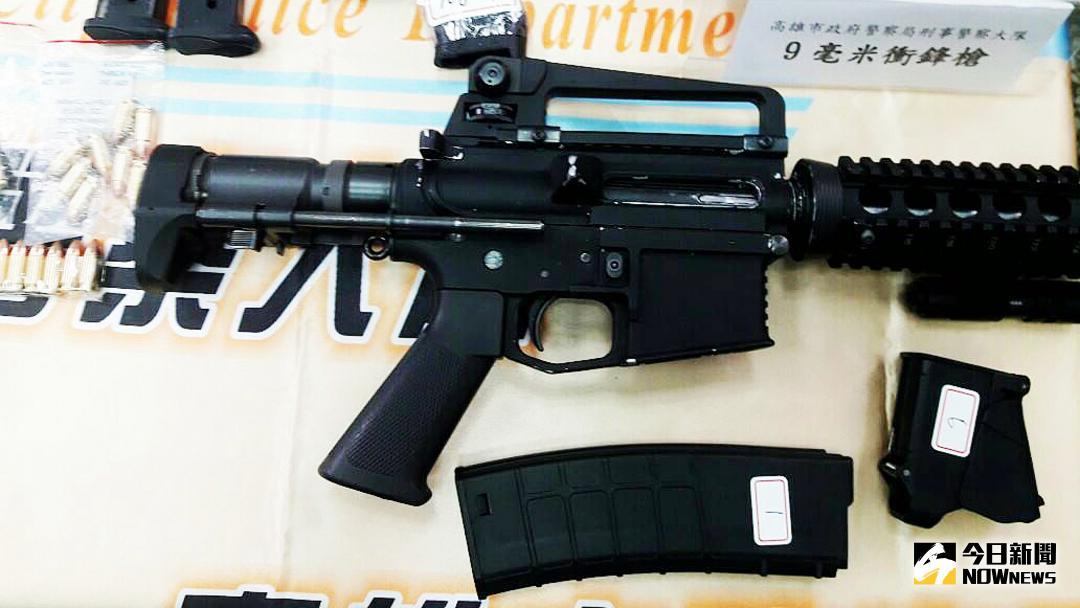 ▲犯嫌持有的衝鋒槍遭警方查扣。（圖／記者郭凱杰攝 , 2018.07.25）