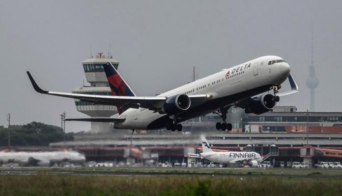 ▲美國達美航空（Delta Airlines）一架DL-133號次班機，昨（14）日從荷蘭阿姆斯特丹啟程飛往美國底特律時，驚傳發生「蛆從天降」的恐怖意外，造成機艙內大混亂。示意圖，非當事班機。（圖／達志影像／美聯社）