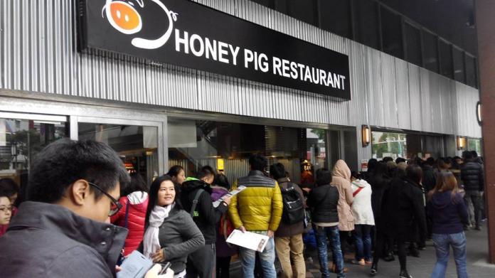 ▲知名韓式連鎖燒肉店「 Honey Pig 」被爆出蔬菜農藥超標、食材過期，今\\( 26 \\)天凌晨 Honey Pig 發出近千字聲明稿喊冤，並祭出「肉品買一送一」等補償方案。（圖／翻攝自Honey Pig粉絲專頁）
