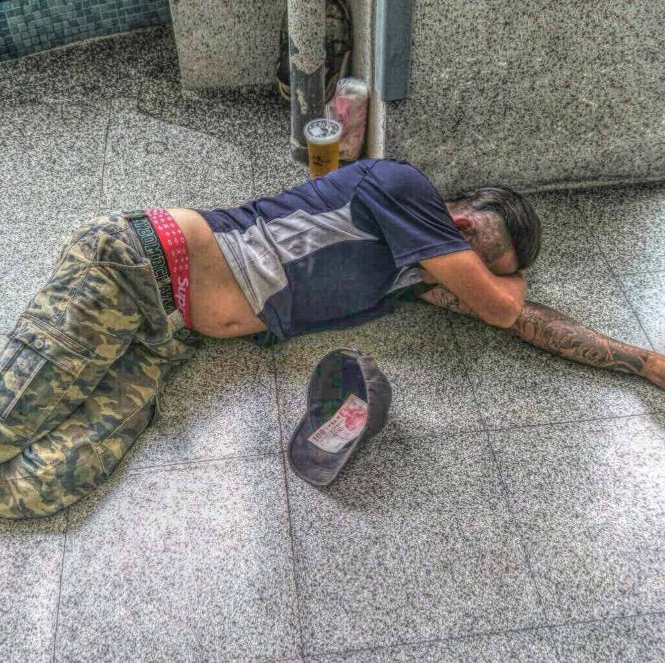 ▲一名男網友日前在「爆廢公社」發文表示，自己只是躺在地上休息，帽裡就被放一張百元鈔，他哭笑不得地說，「我不是乞丐餒！」（圖／翻攝自爆廢公社）