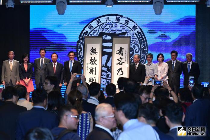 ▲馬英九基金會成立茶會，前總統馬英九與8位董事一起上台合影。（圖／記者林柏年攝，2018.7.27）