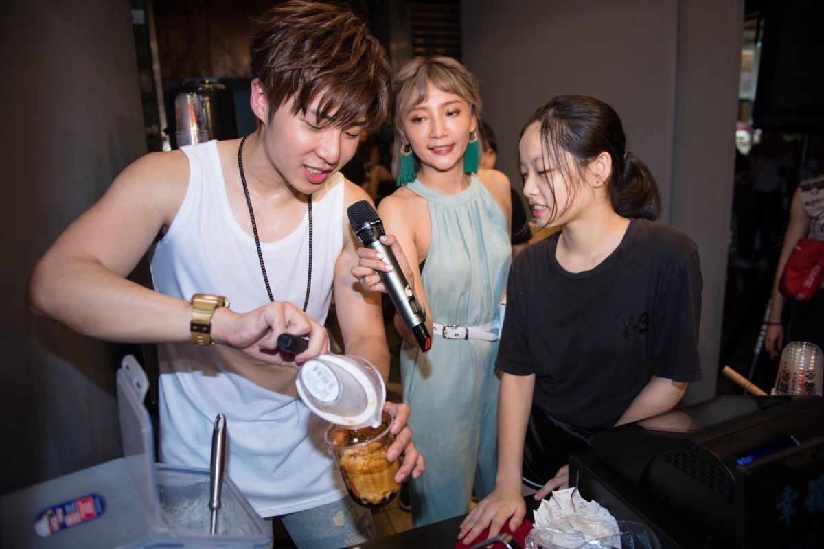 ▲李建軒大露臂肌、胸肌擔任一日店長活動。（圖／邦寧傳播提供 , 2018.07.27）