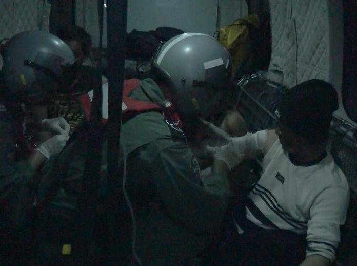 ▲受傷船員於吊掛上機後，由隨機救護士檢視船員傷況。（圖／空軍嘉義基地提供）