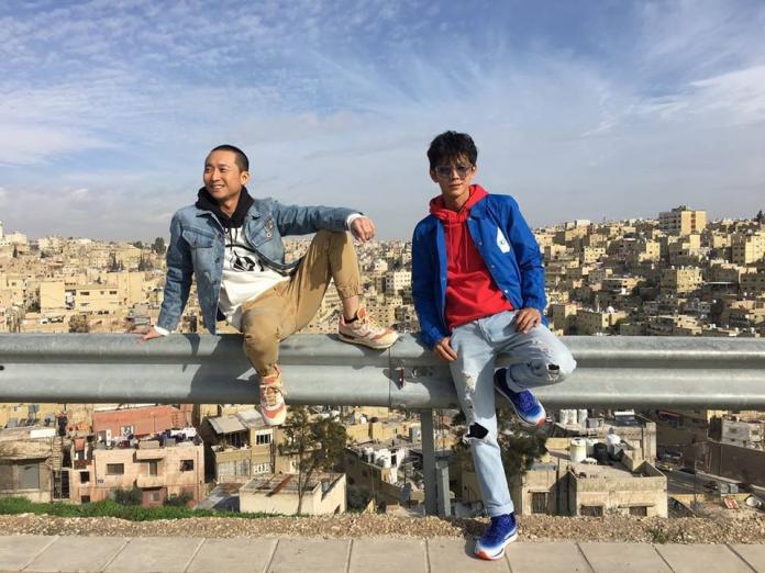 ▲電視節目《食尚玩家》原以藝人浩子（左）、阿翔（右）、顏永烈與莎莎共同主持，2018年全員請辭後，節目收視率下滑，睽違7年，電視台召集原班人馬，盼找回當年節目聲勢與人氣，不過近日傳出因「人事異動」，電視台突然喊停拍攝時程。（圖／翻攝自臉書）