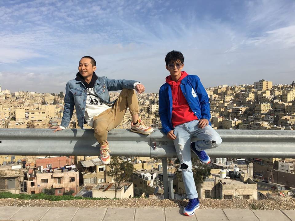 ▲電視節目《食尚玩家》原以藝人浩子（左）、阿翔（右）、顏永烈與莎莎共同主持，2018年全員請辭後，節目收視率下滑，睽違7年，電視台召集原班人馬，盼找回當年節目聲勢與人氣，不過近日傳出因「人事異動」，電視台突然喊停拍攝時程。（圖／翻攝自臉書）