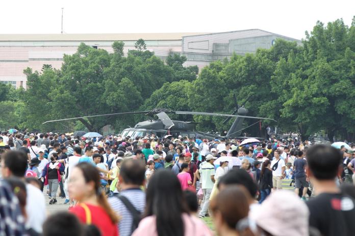 除了動態操演，靜態裝備展示AH-1W超級眼鏡蛇攻擊直升機、UH-60M運輸直升機都吸引民眾駐足搶拍（圖/記者郭凱杰翻攝，2018.07.28）