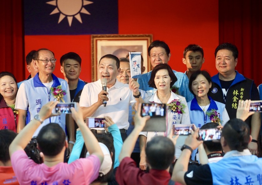 ▲侯友宜跑透透為黨內參選人站台，並送上「厚友誼」小旗，呼籲大家並肩作戰、一起當選。（圖／侯友宜競選辦公室提供）