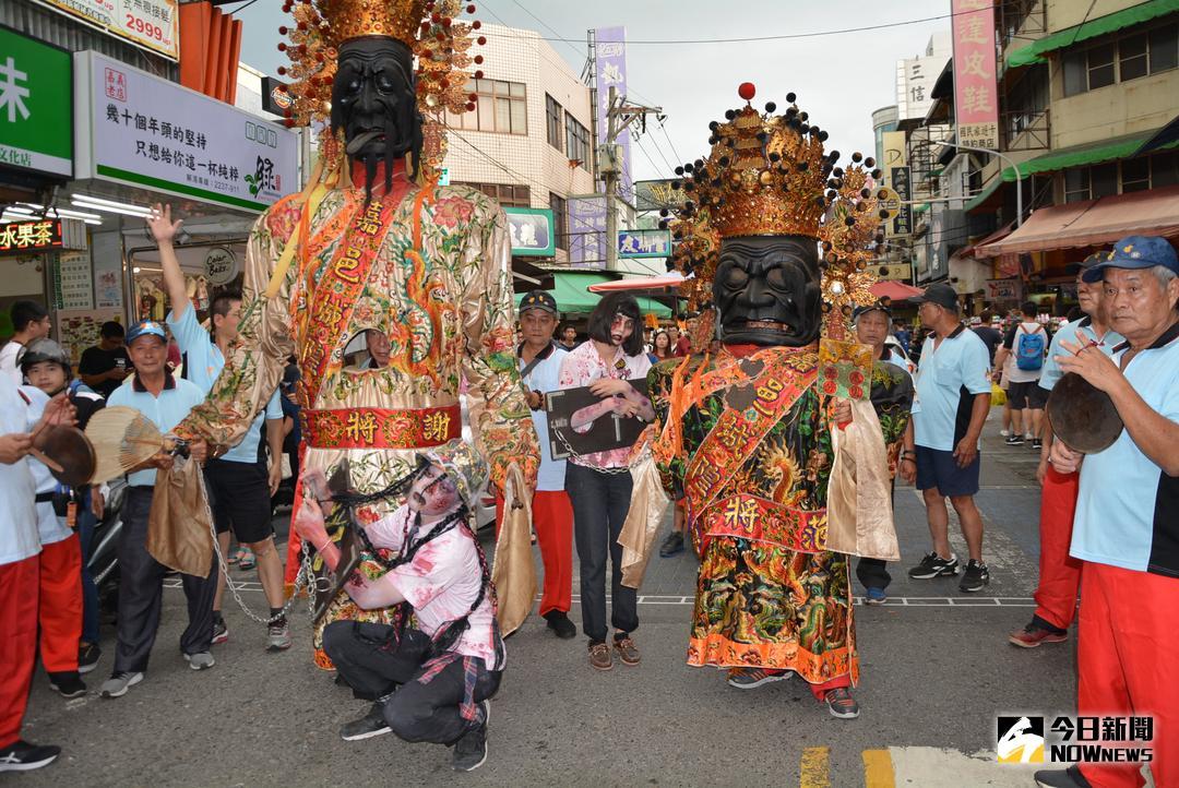 ▲范、謝將軍分別從奶豆攤、皮鞋店抓回兩隻韓國鬼。（圖／記者郭政隆攝影2018.7.28）