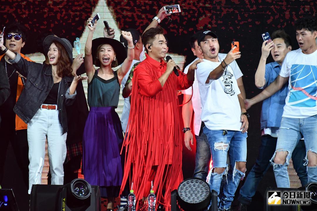 ▲吳宗憲領軍綜藝咖們在小巨蛋舞台上表演。（圖／記者葉政勳攝 , 2018.07.28）