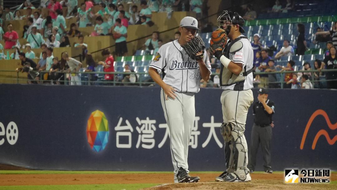 ▲李振昌跟捕手黃鈞聲交談。（圖／吳政紘攝）