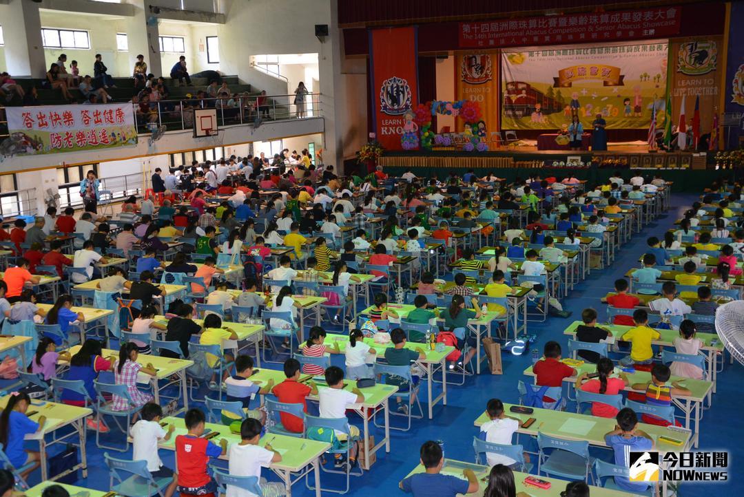 ▲第14屆洲際珠算比賽暨樂齡珠算學習成果發表會在嘉義市宣信國民小學活動中心熱烈展開。（圖／記者郭政隆攝影2018.7.29）
