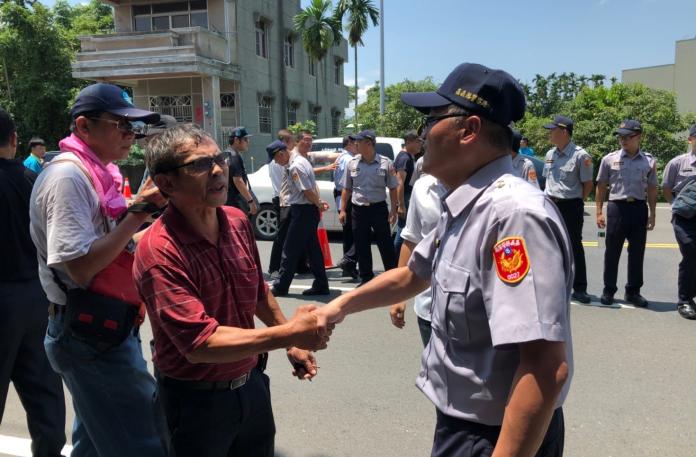 ▲快閃抗議後，民眾與警察握手後平和離去。（圖／記者陳鐘聲翻攝 , 2018.07.29）