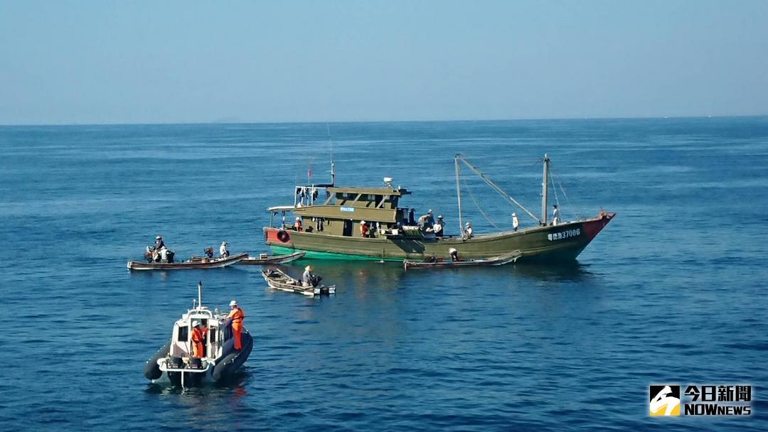 ▲警艇郁強制登艇時大陸母船卻加速逃逸　丟下子船不管（圖／澎湖海巡隊提供 , 2018.07.29）