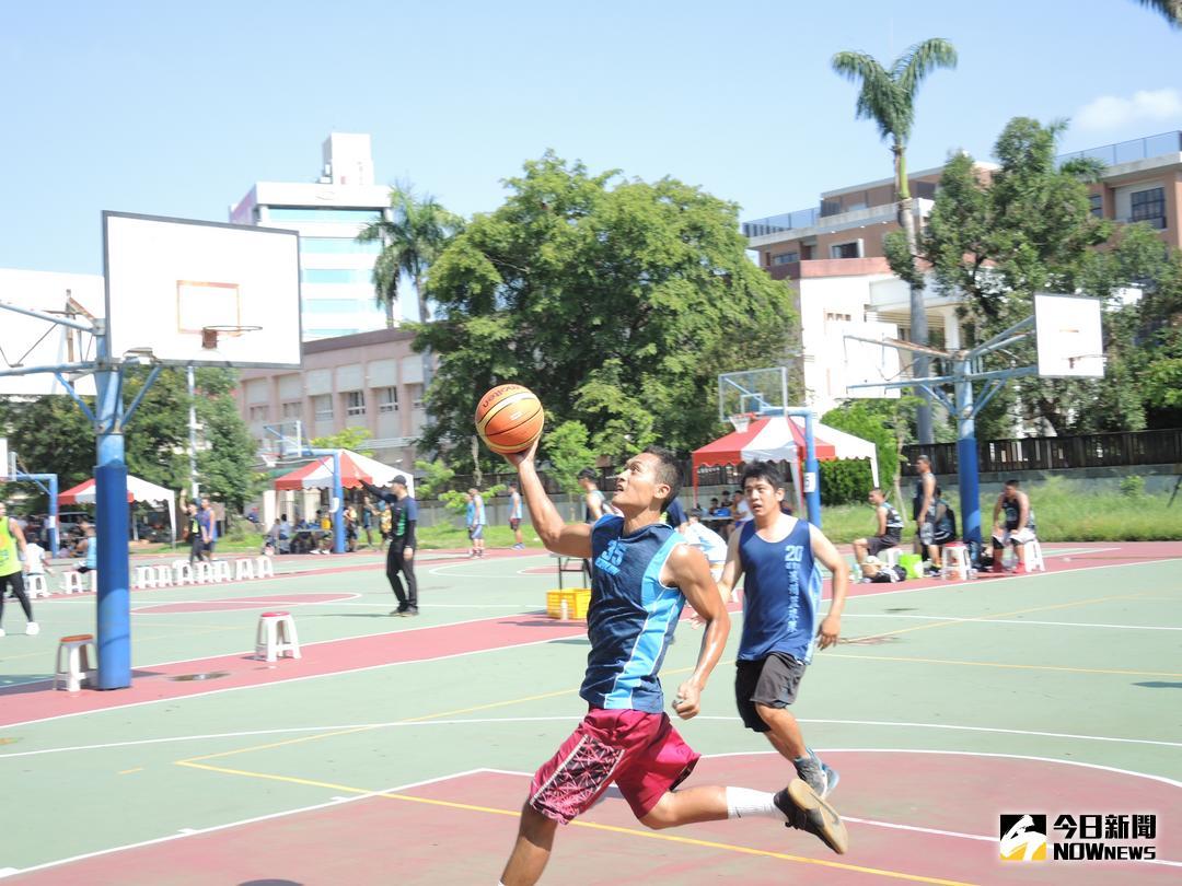 ▲北斗警分局、謝言信謝林玉鶯文教基金會，舉辦「豪神降臨」青少年暑期三對三籃球賽，參賽隊伍搶籃板捉對廝殺相當激烈。（圖／記者陳雅芳攝，2018.07.29\\)