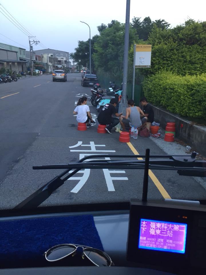 ▲ 4 男女公車站牌開「烤肉」趴，網見狀傻眼「地上『白字』已說明一切」。（圖／翻攝自臉書社團爆怨公社）