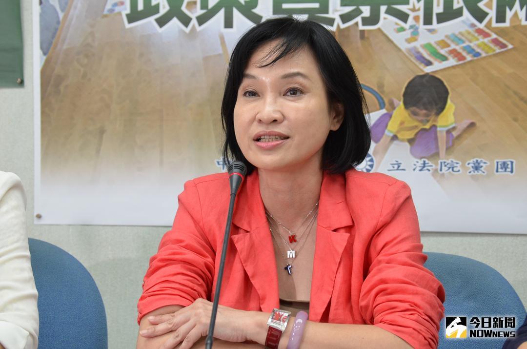 ▲國民黨婦女部主任柯志恩30日在黨團記者會上，先戴著「KMT」項鍊初試啼聲，頗受好評。（圖／邱明玉攝 , 2018.7.30）