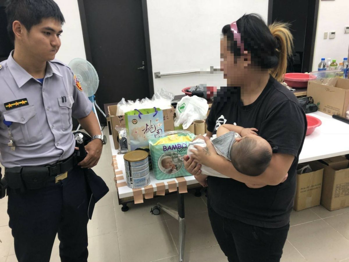 ▲21歲遭到通緝的蘇姓女子，即將帶著5個月大的幼兒入獄服刑；派出所員警集資買了嬰兒用品給她，希望她在獄中也能照顧好幼兒。（圖／龜山分局迴龍派出所 , 2018.07.30）