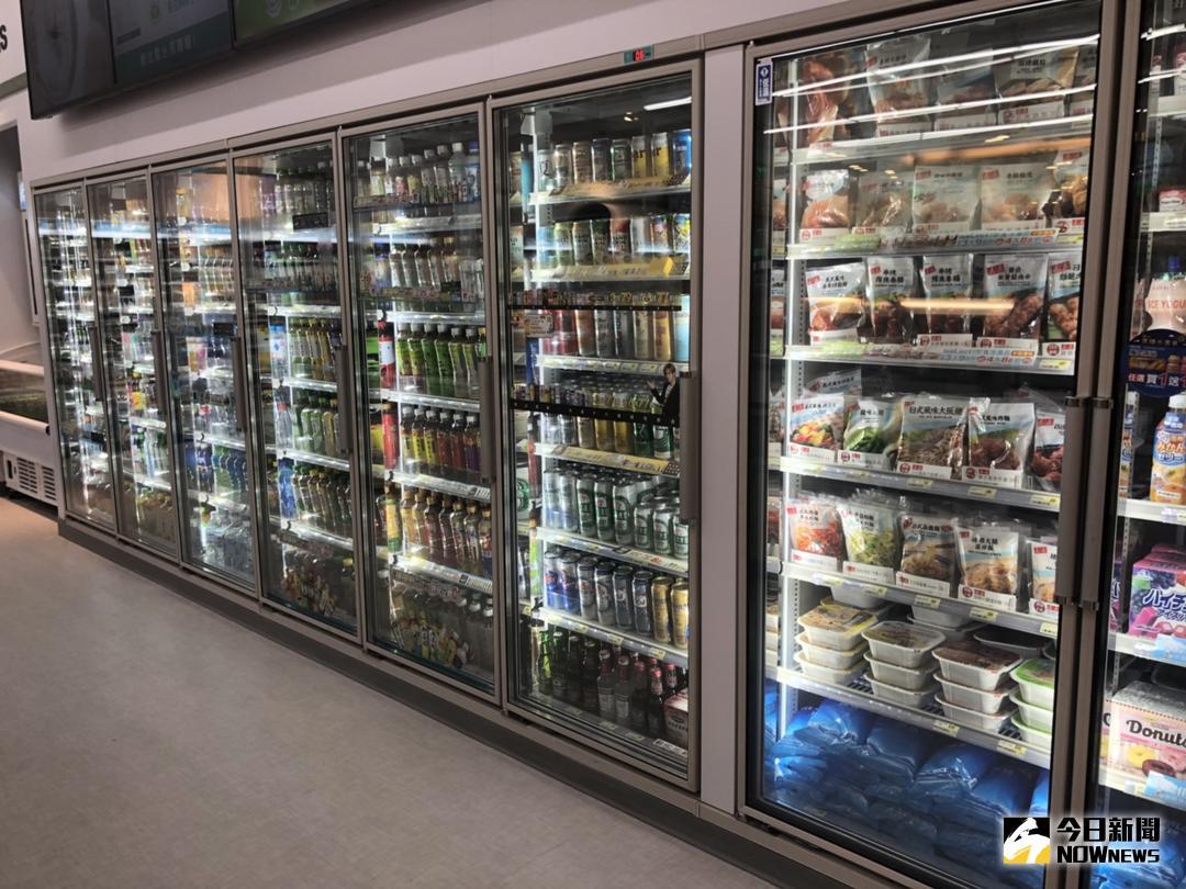 ▲超商業者推出烘焙複合概念店，規畫智慧綠能，導入智慧型冷藏冷凍冰箱，感應器可自動調節冰箱電能。（圖／記者彭夢竺攝）