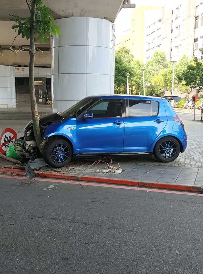 ▲日前網友直擊車禍並將照片 PO 上「爆廢公社」，一輛 SUZUKI 的 Swift 轎車車頭被撞爛，小樹卻毫髮無傷。（圖／翻攝自爆廢公社）