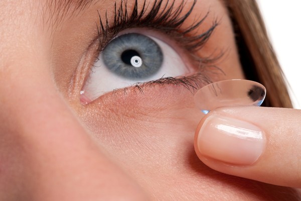 ▲角膜塑型片是近幾年來控制近視度數的新方法，若無法配合點散瞳劑，利用角膜塑型同樣可以抑制眼軸增長、預防近視加深。（圖／ingimage）