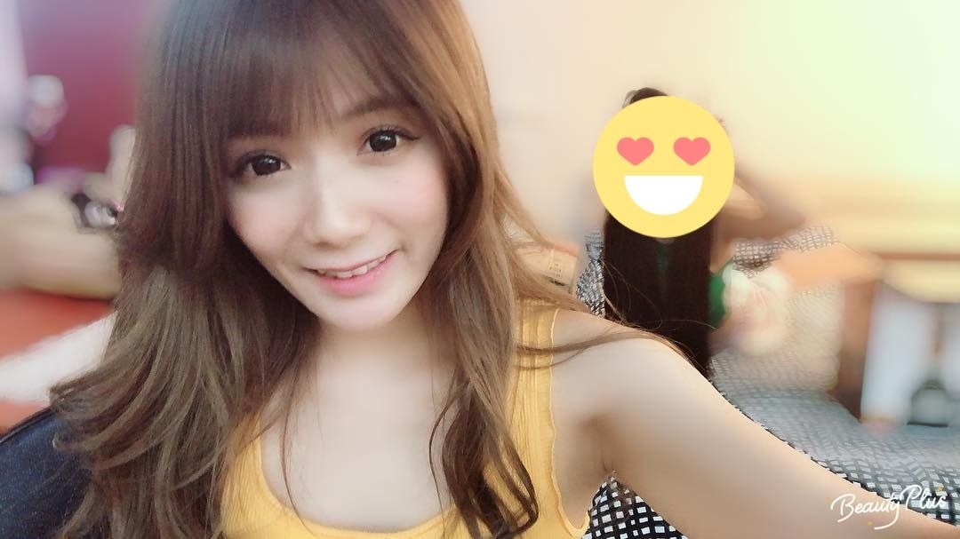 ▲藝人解婕翎PO自拍照，背後正妹引起網友討論。（圖／翻攝解婕翎IG , 2018.07.31）