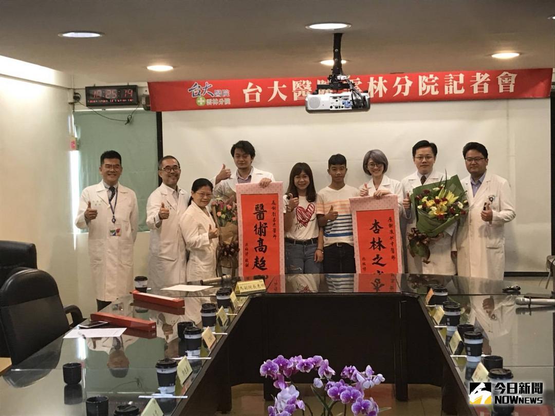 ▲臺大醫院雲林分院整形外科以及神經外科團隊日前成功完成一例13歲的沈小弟「眼眶骨良性腫瘤切除併3D列印重建手術」，術後恢復良好，順利出院。（圖／記者洪佳伶攝 , 2018.07.31\\)