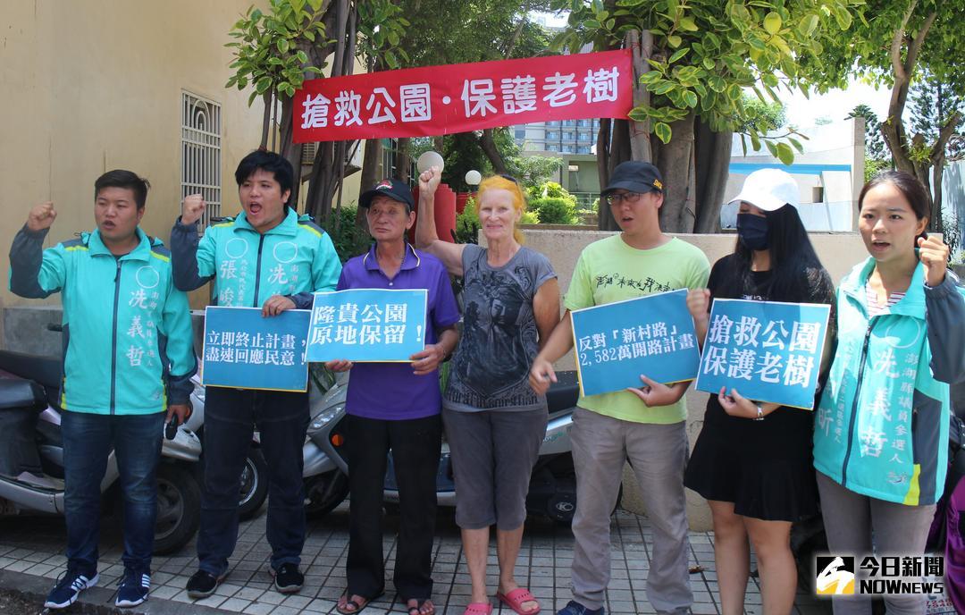 ▲澎湖樹黨一群年輕人抗議要砍樹開路（圖／張塵攝 , 2018.07.31）