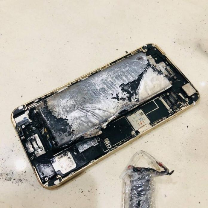 ▲網友自行拆卸下 iPhone 的電池，過程中機身自燃並燒毀。（圖／翻攝 爆料公社）