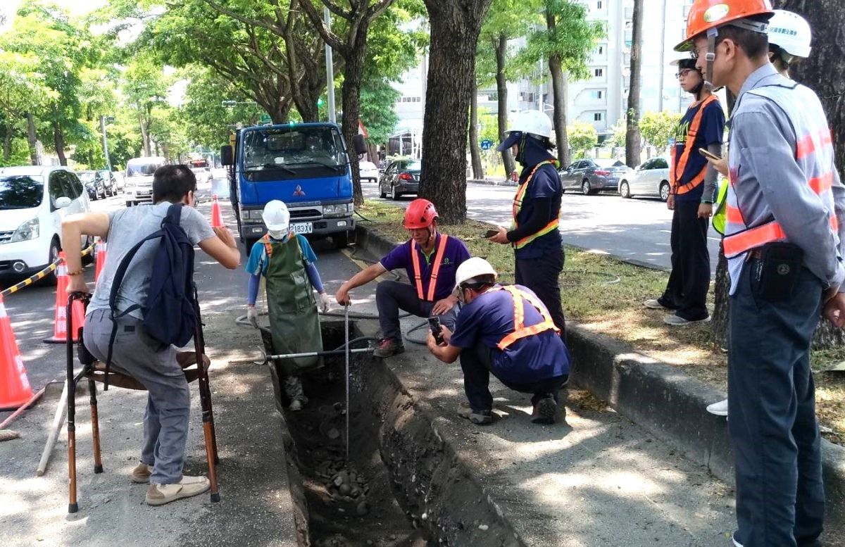 ▲能完整保留大順路段雨豆樹林蔭隧道意象，捷運局在新上國小前擇一雨豆樹進行根系調查作業與試挖工作。（圖／高市捷運局提供,2018.07.31）