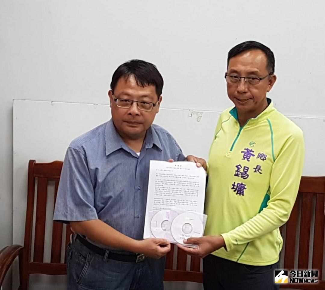 ▲三星鄉長黃錫墉\\(右\\)向民進黨宜蘭縣黨部黨部主委黃建財\\(左\\)遞交陳情書，要求重新調查三星鄉縣議員初選民調爭議。（圖／記者李清貴攝 , 2018.07.31\\)