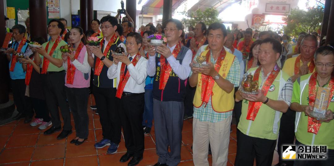 ▲彰化市古蹟開化寺舉辦觀世音菩薩成道紀念慶典」，彰化縣長魏明谷與現場信眾一起誠心祈求觀世音菩薩能福民利國、百業興隆，場面是熱鬧滾滾。（圖／記者陳雅芳攝，2018.07.31\\)