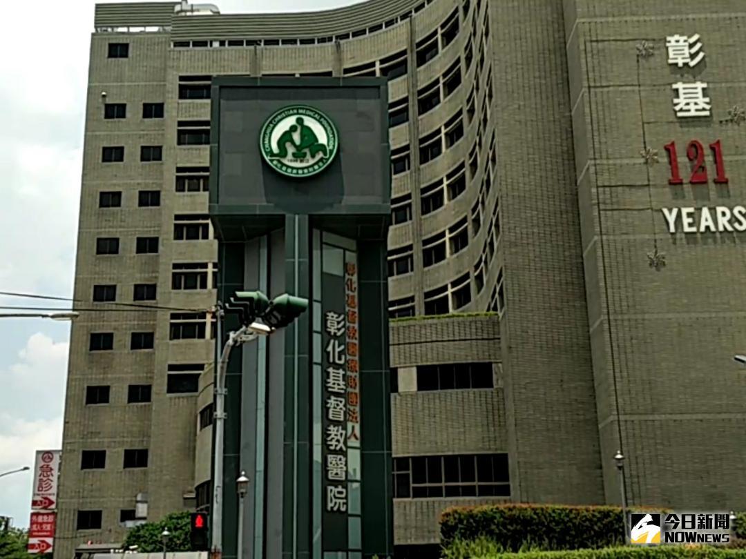 ▲彰基外包環衛清潔員婦人在彰基本院大門外等紅綠燈，突然被轎車衝撞噴飛30公尺，連人行道車擋也被撞碎，醫護人員連忙抬進院內搶救仍宣告不治。（圖／彰基提供，2018.07.31\\)