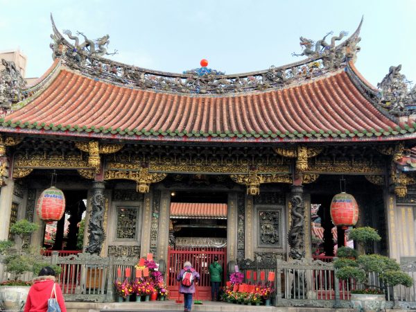龍山寺香火鼎盛，也是外國遊客必定造訪的景點。（圖／寵毛網攝）