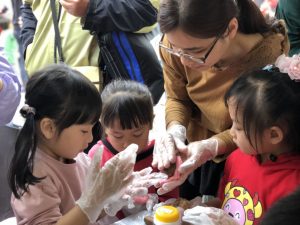 利用「身教」傳達正確的價值觀才是關鍵。（圖／連宜方攝）