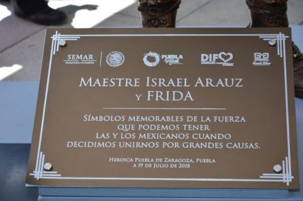 紀念碑上寫著：「此紀念銅像象徵墨西哥團結一致時展現的強大力量。」（圖／twitter＠allizesalgado）