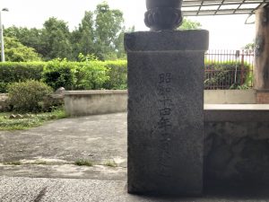 日治時期保留至今的日式石燈座。（圖／連宜方攝）